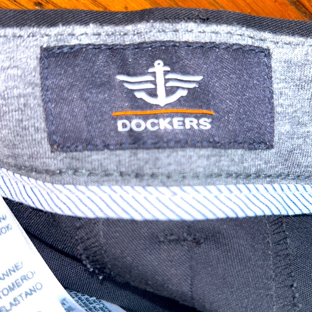 DOCKERS 42 X 30 Men’s Black PANTS LIKE NEW & barely worn!!